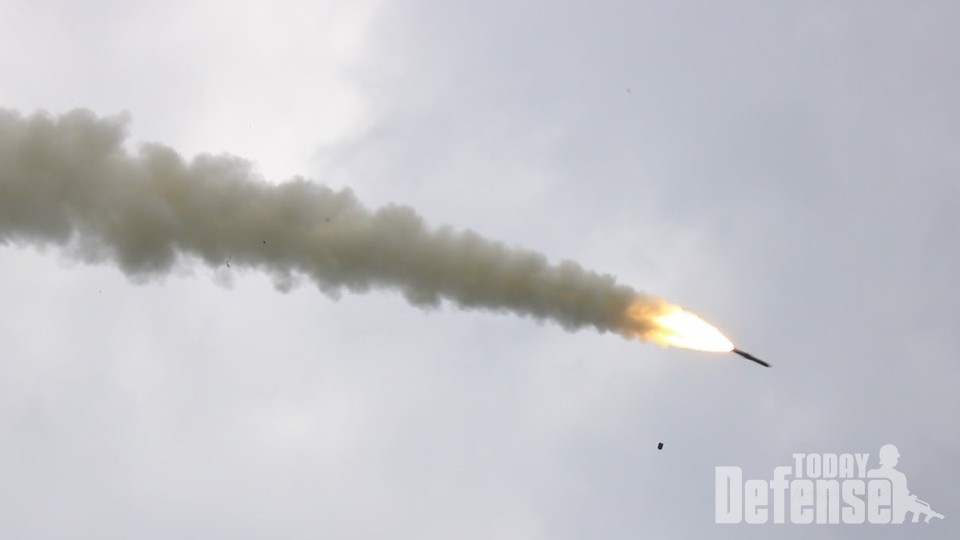궤적을 그리면서 공중으로 날아가는 브라모스 지대함 미사일.280km의 공격범위를 갖는다.(사진:브라모스시스템)