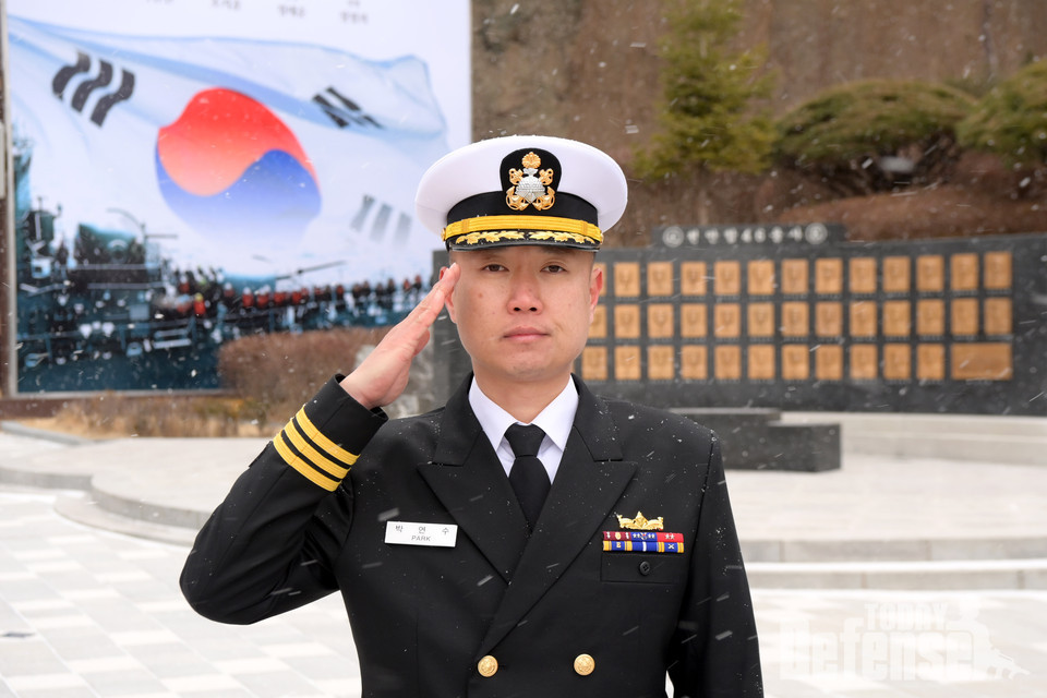 1월 22일 해군2함대사령부 천안함 46용사 추모비에서 박연수 중령이 경례를 하고 있다.(사진:해군)