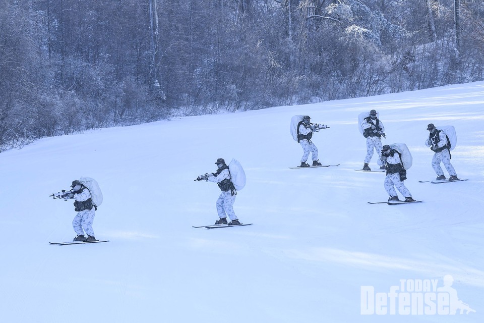 평창 산악종합훈련장에서 진행된 설한지 훈련에서 수색대대 장병들이 설상기동훈련을 하고 있다(사진:해병대)
