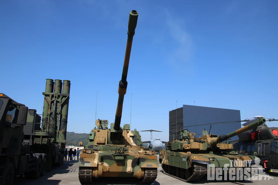 K9A1자주포와 K10탄약수송장갑차 패키지로 루마니아 자주포 도입사업에 한화에어로스페이스가 참가했다.(사진:디펜스투데이)