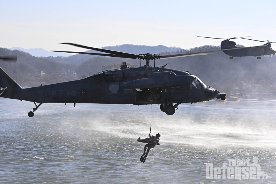 공군 6탐색구조비행전대가 충북 진천군 초평저수지에서 실시한 '혹한기 전투 탐색구조훈련'에서 항공구조사(SART)가 비상탈출한 전투조종사를 HH-60 탐색구조헬기로 안전하게 구조하고 있다. (사진:공군)