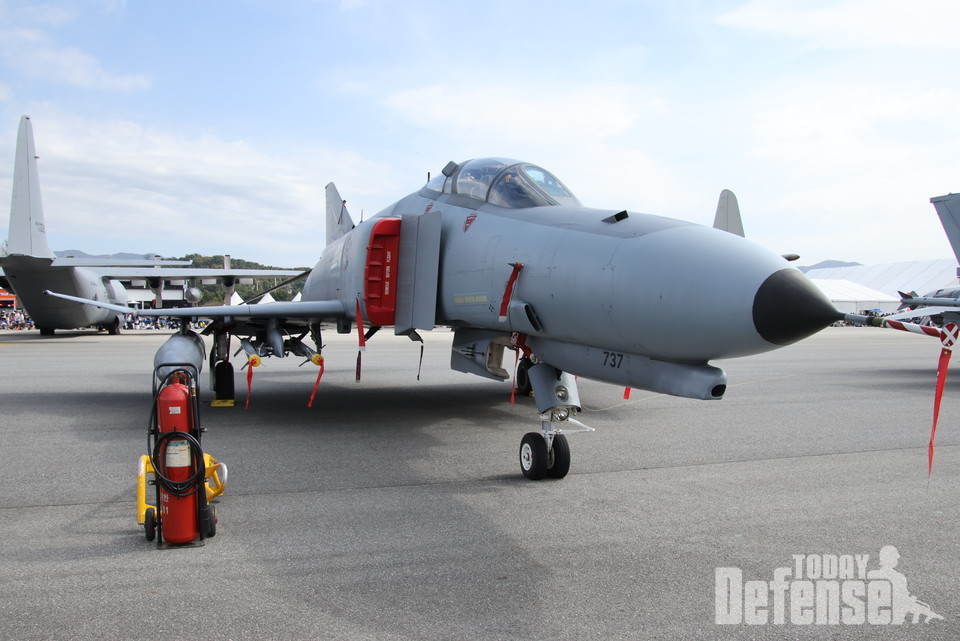 F-4E 팬텀II의 전왼쪽 측면의 전체적인 모습으로 팬텀II의 엔지니어들의 각고의 노력으로 아직까지 잘 관리되고 있다.(사진:디펜스투데이)
