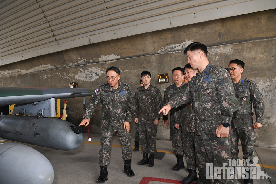 이영수 공군참모총장은 훈련에 참가하는 CN-235 수송기와 훈련 참가 장병들의 준비상황을 점검하고 있다.(사진:공군)