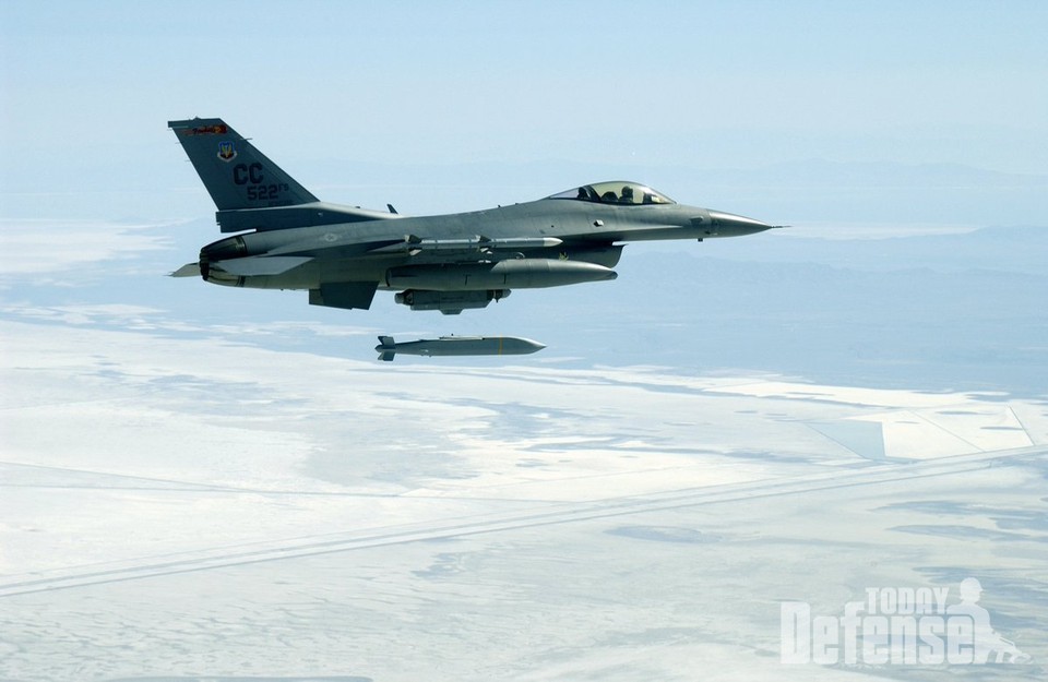 미공군 F-16 전투기에서 투하하는 AGM-154 JSOW 합동장거리유도폭탄(사진:U.S.Air Force)