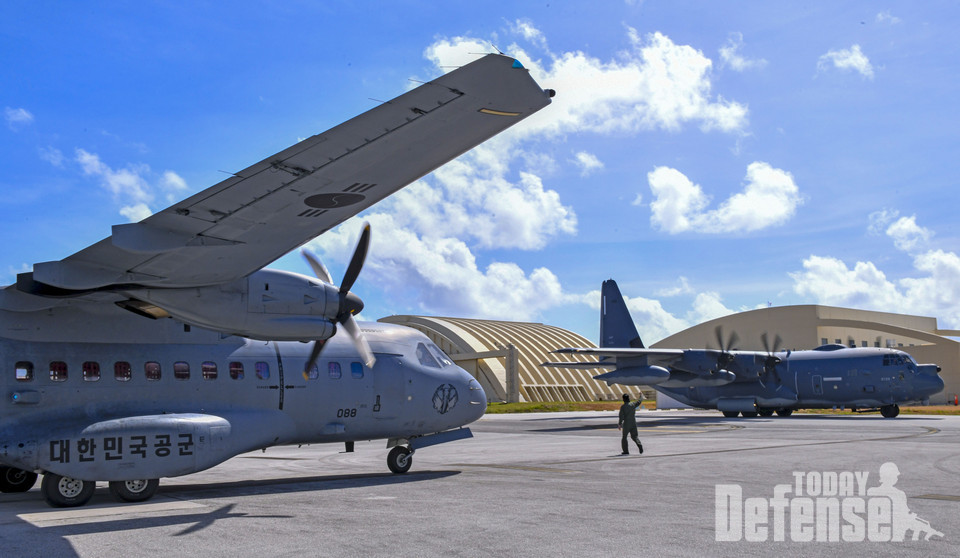 2월 6일(화) 제15특수임무비행단 소속 CN-235(왼쪽)와 미공군 C-130J(오른쪽)가 훈련을 위해 이륙을 준비하고 있다.(사진:공군)