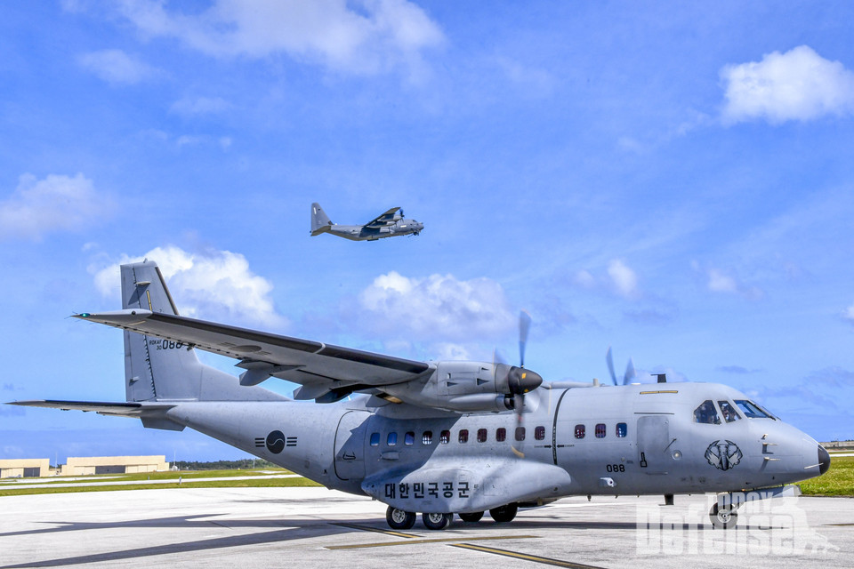 2월 6일(화) 제15특수임무비행단 소속 CN-235(지상) 수송기가 이륙을 준비하고 있는 가운데 그 위로 미공군 C-130J(공중) 수송기가 이륙하고 있다.(사진:공군)