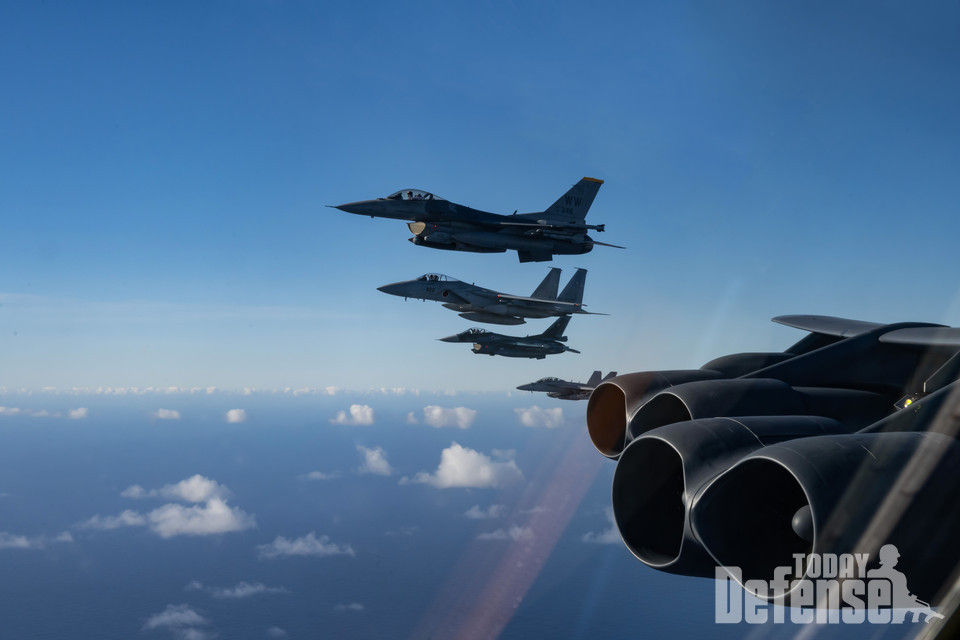 2월 6일 코프노스24에서 미해군 E/A-18G 그라울러, 일본 항공 자위대 F-2, F-15MJ 및 미공군 F-16CM은 티니안 과 사이판 상공에서 미공군 B-52H 폭겨기 옆에서 호위비행을 하고 있다.(사진:U.S.Air Force)