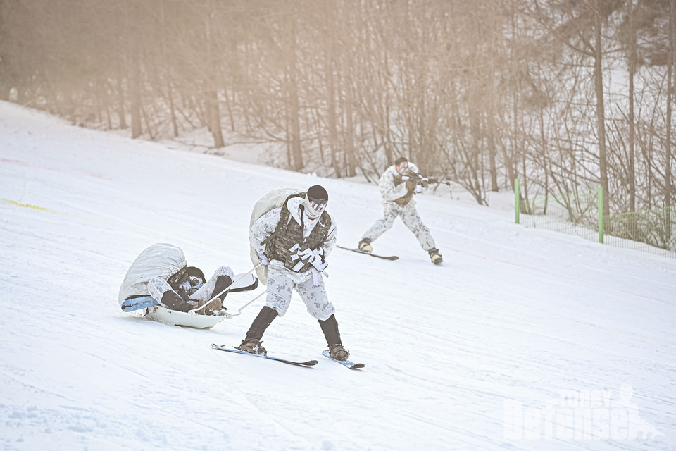 한미해병대 수색부대원들이 텔레마크 스키를 이용하여 환자를 수송하고있다. (사진:해병대)
