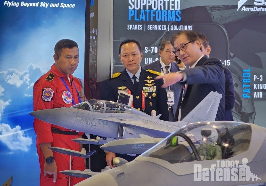 KAI 강구영 사장이 KAI부스에서 인도네시아 공군기참부장과 특수비행팀 주피터 조종사에게 차세대 공중전투체계에 대해 설명하고 있다.(사진:KAI)