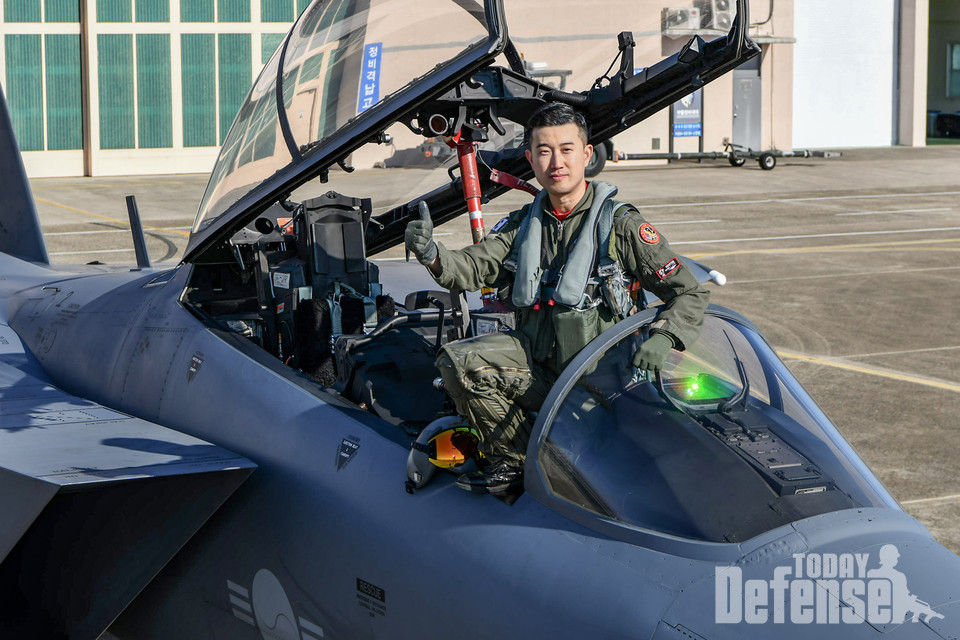 2023년 공군 최우수 조종사로 선정된 김선경 소령이 F-15K 전투기 조종석에서 엄지를 치켜들고 있다.(사진:공군)