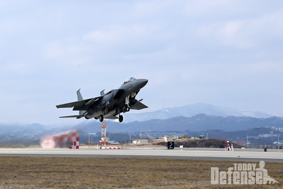 훈련에 참가한 한국 공군 F-15K 전투기가 청주기지에서 이륙하고 있다.(사진:공군)