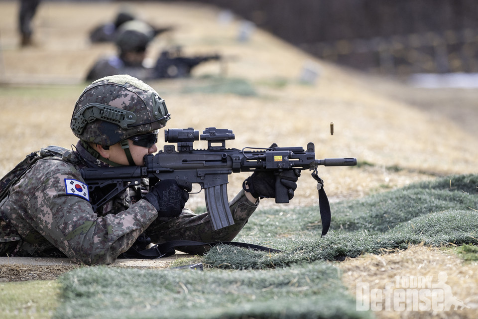 1군단 특공연대 장병들이 개선된 훈련방법에 따라 무작위로 노출되는 임의표적을 대상으로 사격을 실시하고 있다.(사진:육군)