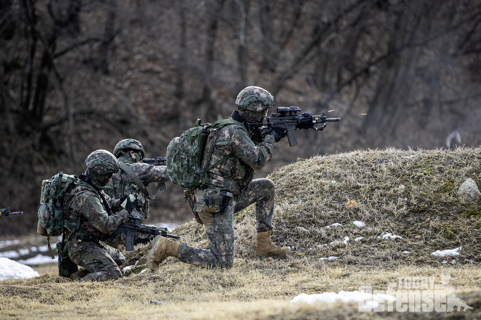 1군단 특공연대 장병들이 적과 조우한 상황을 가정한 근접전투사격 훈련을 실시하고 있다.(사진:육군)