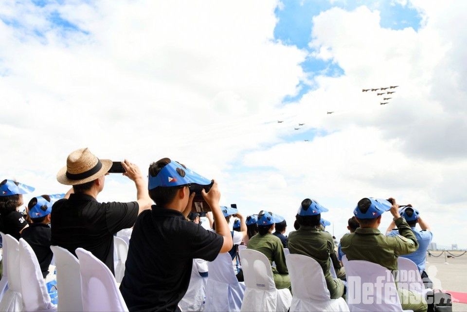 우정비행을 관람하고 있는 행사 참석자들 (사진:공군)