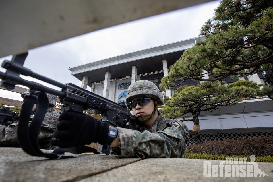 52사단 장병이 한국방송공사 본관 건물에 전개하여 추가적인 테러위협에 대비해 경계하고 있다. (사진:육군)