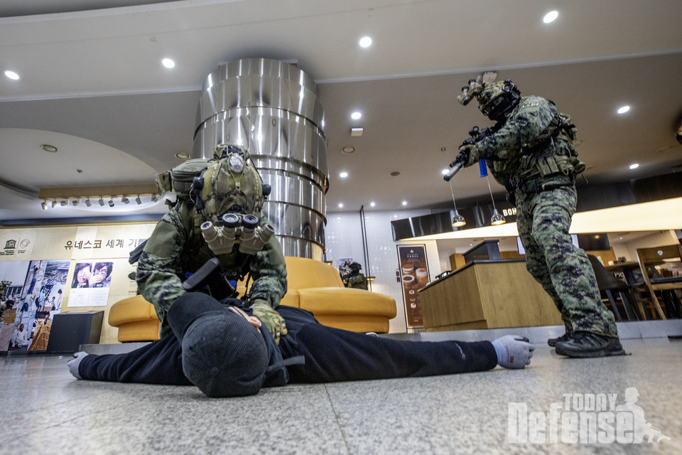 테러범과의 협상이 결렬되자 건물 내부로 진입한 대테러 특수임무단이 테러범을 제압하고 있다.(사진:육군)
