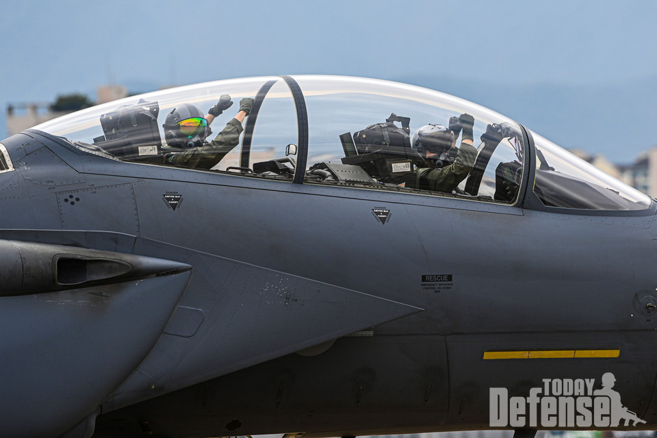 F-15K 조종사가 이륙하기 전 임무 완수의 결의를 다지고 있다.(사진:공군)