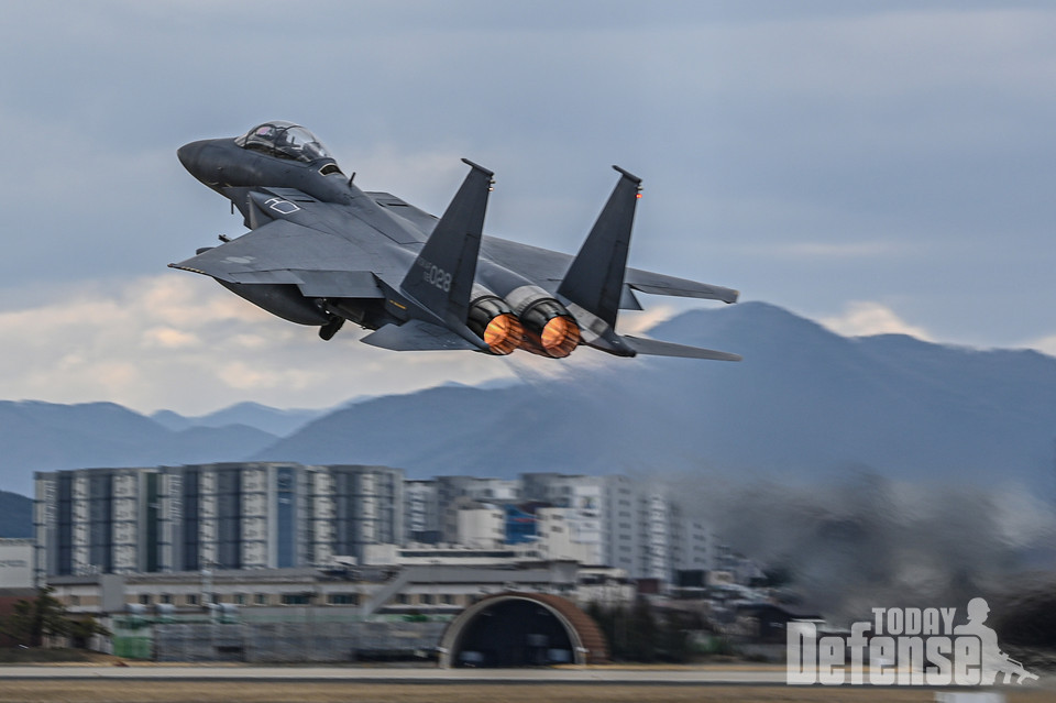 훈련에 참가한 F-15K가 대구기지에서 이륙하고 있다(사진:공군)