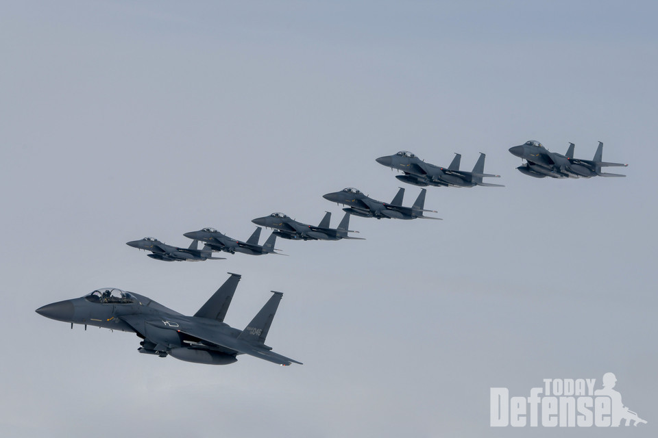 F-15K가 임무공역에서 적 순항미사일 요격임무를 완수하고 복귀하고 있다.(사진:공군)
