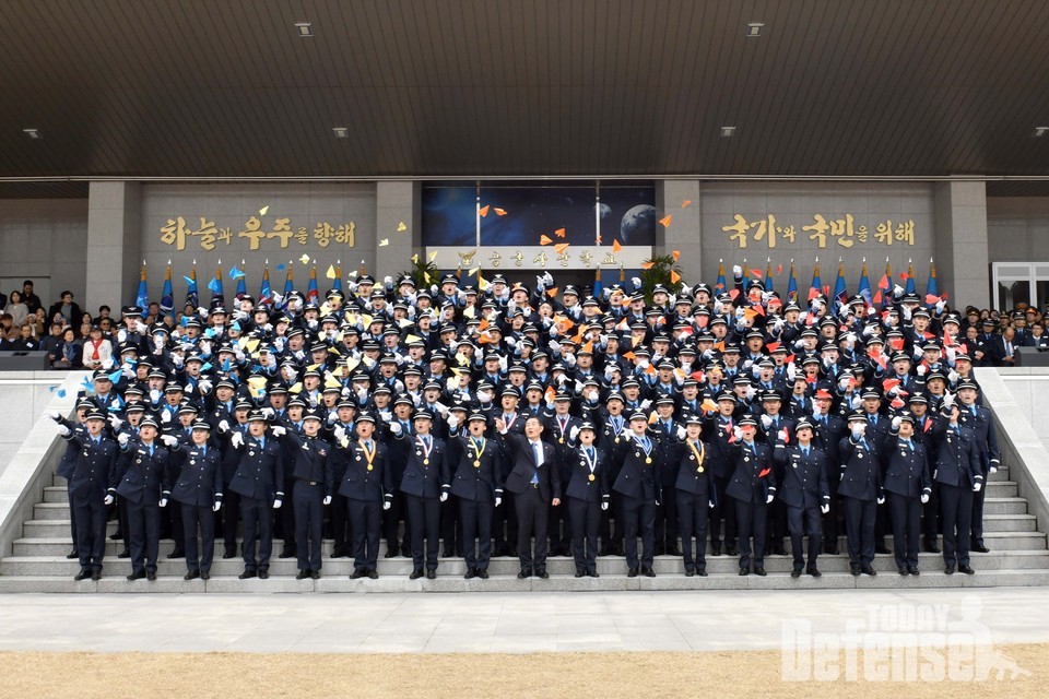 졸업생들이 신원식 국방부장관과 함께 공군 핵심가치를 상징하는 네 가지 색의 종이비행기를 날리며 졸업을 축하하고 있다.(사진:공군)