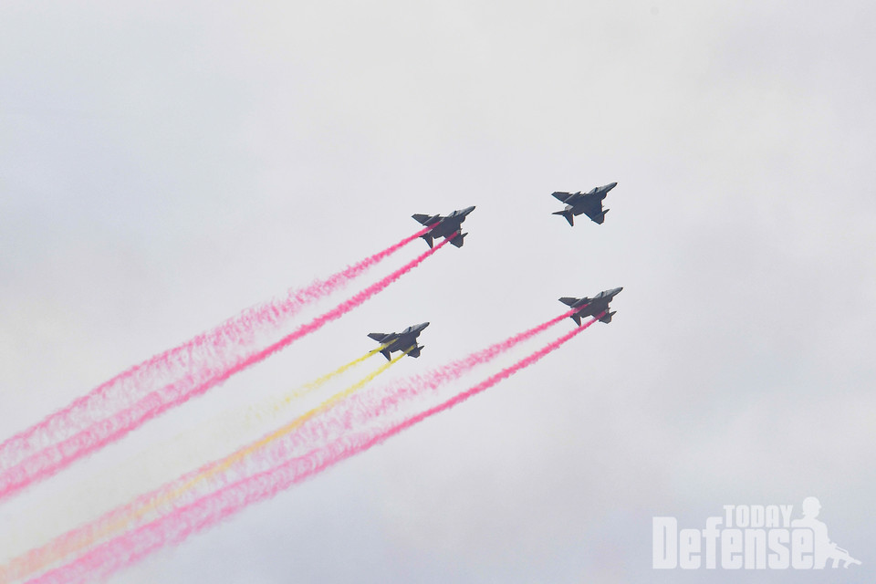 임관을 축하하며 소위 계급장을 상징하는 다이아몬드 대형으로 축하비행을 실시하고 있는 F-4E 편대 (사진:공군)