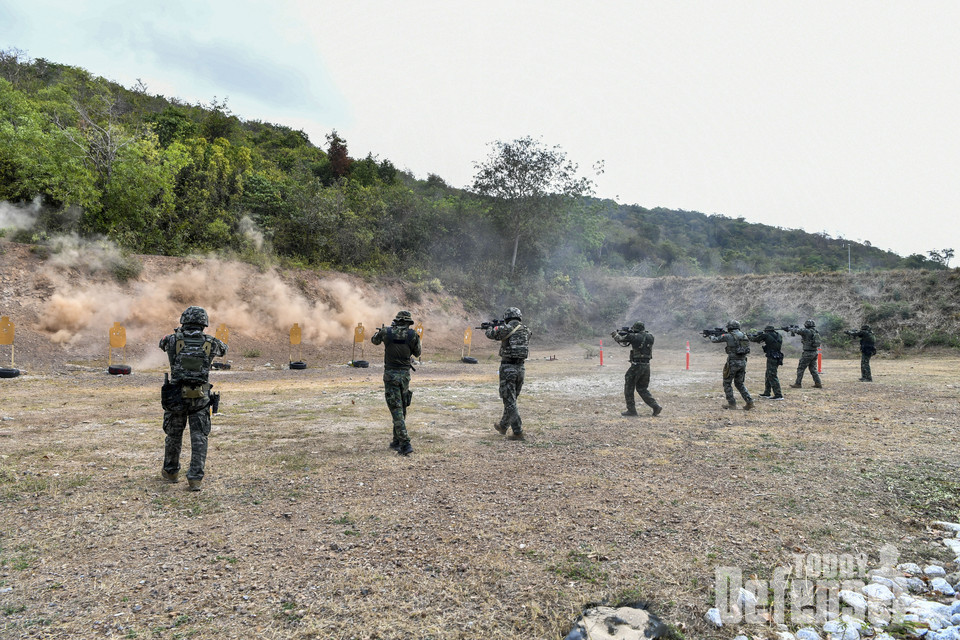 3월 3일 태국 현지에 있는 수색 훈련장에서 한국 태국 수색부대 장병들이 연합 야외기동사격을 진행 중에 있다. (사진:해병대)