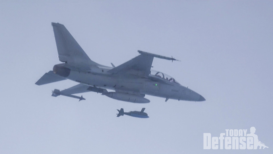 FA-50 전투기가 KGGB 공대지폭탄을 투하하고 있다.(사진:공군)