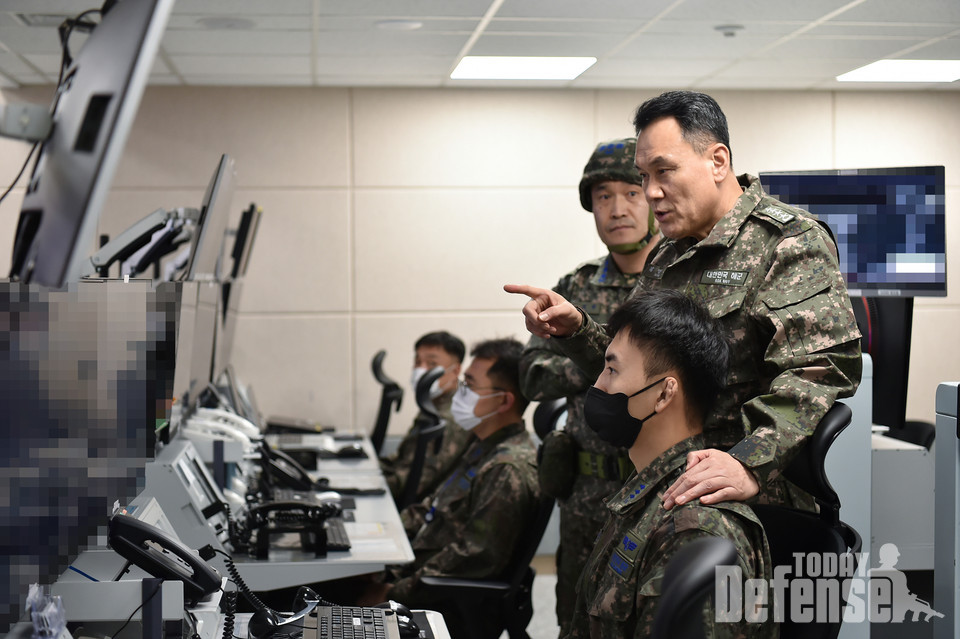 김명수 합참의장이 제2KAMD작전센터에서 대탄도탄작전태세를 점검하고 있다.(사진:합동참모본부)