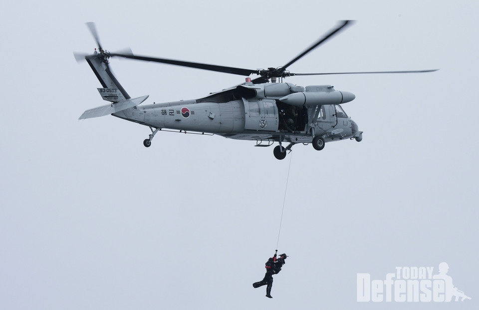 항공구조사들은 헬기(UH-60)에 편승하여 신속하게 실종자 발생 구역으로 이동하고 있다.(사진:해군 1함대)