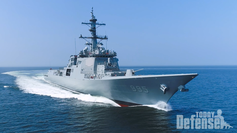 HD현대중공업이 건조해 2024년 말 해군에 인도 예정인 차세대 이지스 구축함(KDX-III Batch-II) 1번함 '정조대왕함'을 시운전하고 있다,(사진:HD현대중공업)