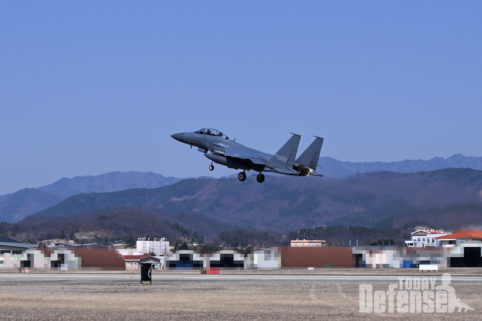 공군 제11전투비행단 F-15K 전투기가 훈련에 참가하기 이륙하고 있다.(사진:공군)