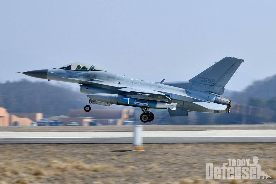 GBU-31 공대지 유도폭탄을 장착한 F-16가 실사격 훈련을 위해 이륙하고 있다.(사진:공군)