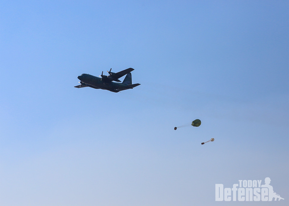 C-130H 수송기가 공중에서 화물을 투하해 아군 작전에 필요한 물자와 장비를 보급하고 있다.(사진:육군)