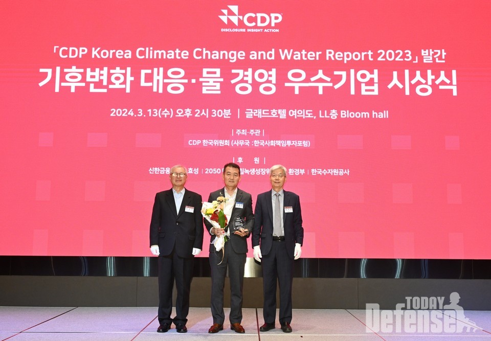 서울 여의도 글래드호텔에서 열린 ‘2023 CDP 코리아 어워즈(Korea Awards)_  시상식에 참가한 한화에어로스페이스 김상선 ESH 실장(가운데)이 CDP 한국위원회 관계자들과 기념 촬영을 하고 있다.(사진:한화에어로스페이스)