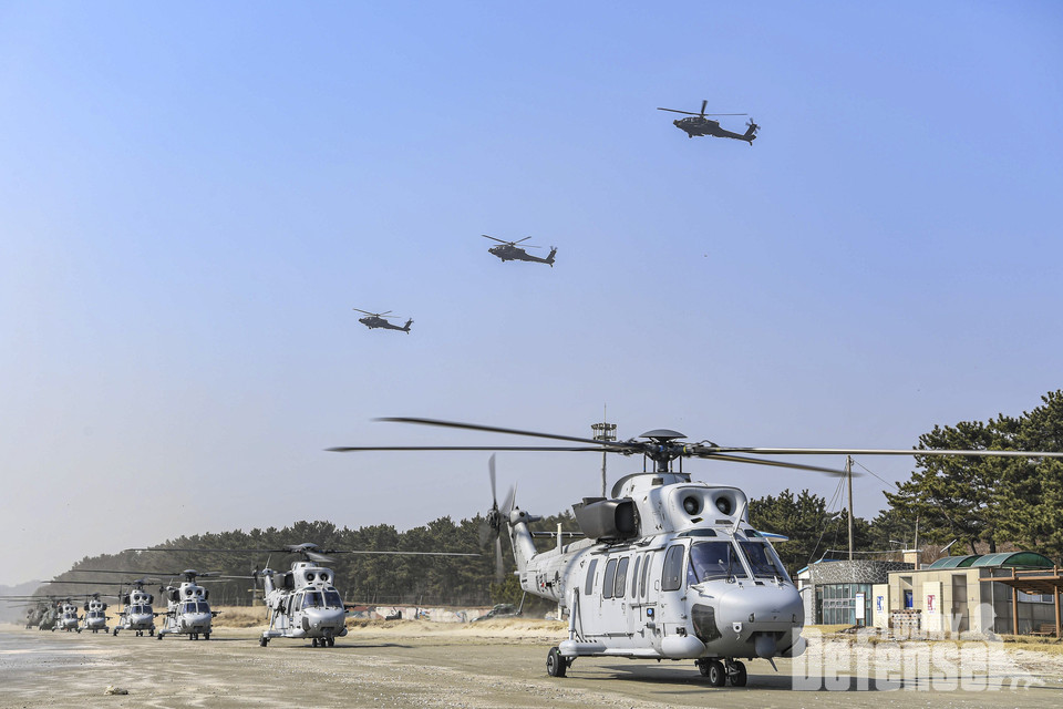 해병대 상륙기동헬기(MUH-1),공격헬기(AH-64), 기동헬기(CH-47)이 백령도 일대에 착륙하고있다. (사진:해병대)