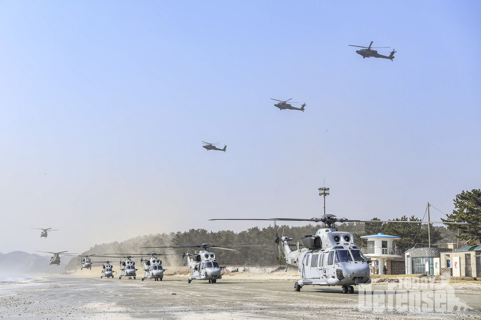 해병대 상륙기동헬기(MUH-1),공격헬기(AH-64), 기동헬기(CH-47)이 백령도 일대에 착륙하고있다.(사진:해병대)