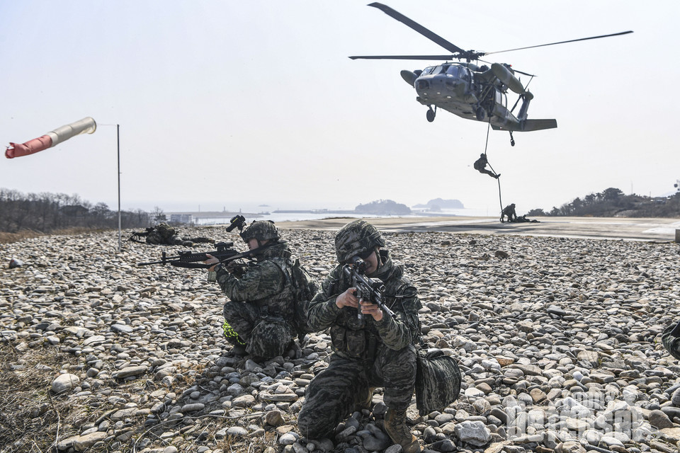 공격헬기(AH-64), 기동헬기(CH-47, UH-60)가 연평도 일대에 착륙하여 증원 절차를 숙달하고있다. (사진:해병대)