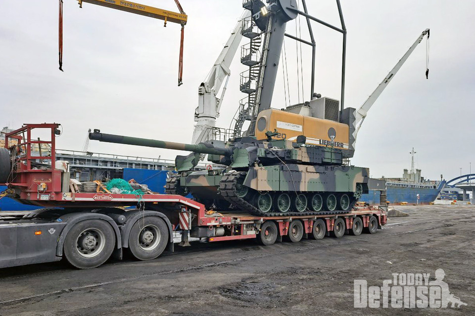 폴란드 그드니아 항구에 도착한 폴란드 K2 전차 (사진:현대로템)