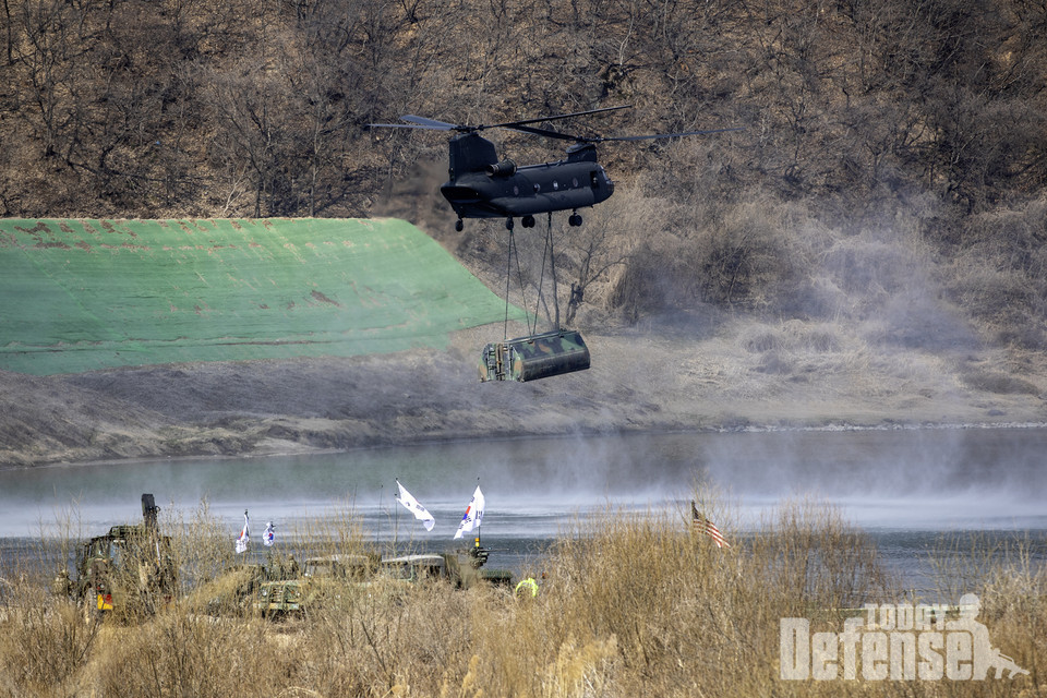 한미 양국의 시누크헬기가 도하자산을 공중수송하고 있다. (사진:육군)