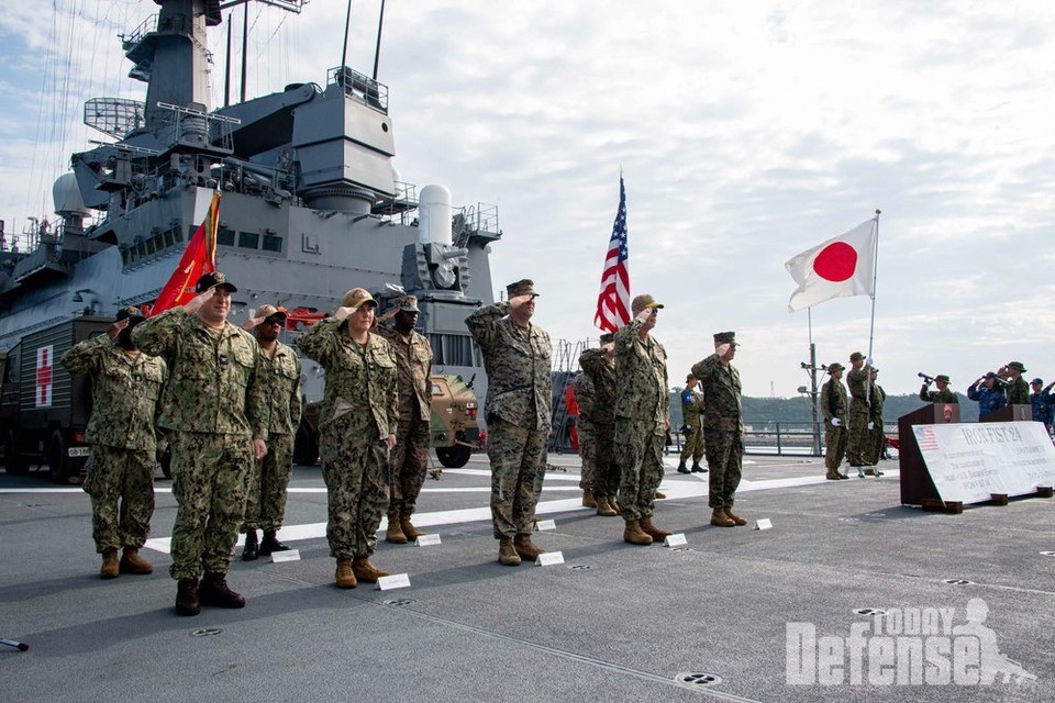 아이언 피스트24 훈련 폐막식이 2024년 3월 17일 일본 오키나와에서 해상자위대 소속 오스미급 상륙함 JS 쿠니사키(LST-4003)에서 열렸다.(사진:U.S.NAVY)