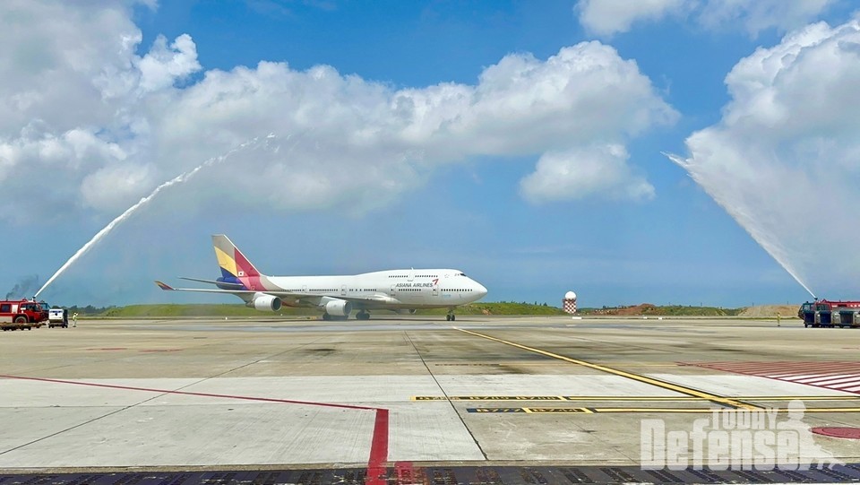 아시아나항공 B747 여객기가 25일(현지시간) 타이베이 타오위안 국제공항에 도착해 마지막 운항 기념 물대포 환영(Water Salute)을 받고 있다.(사진:아시아나항공)