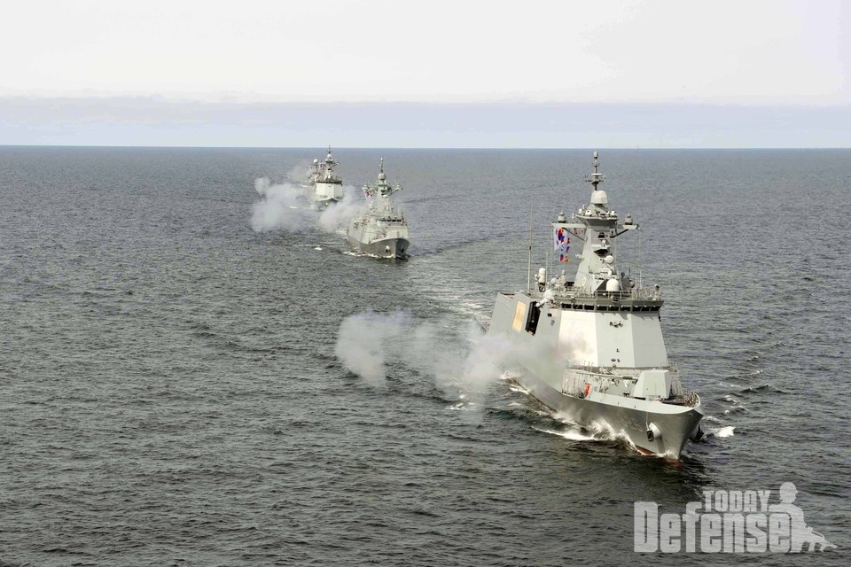 3월 27일 서해상에서 2함대 함정들이 대함 실사격 훈련을 하고 있다. 아래쪽부터 천안함(FFG-Ⅱ), 충북함(FFG-Ⅰ), 대전함(FFG-Ⅱ), 공주함(PCC). (사진:해군)