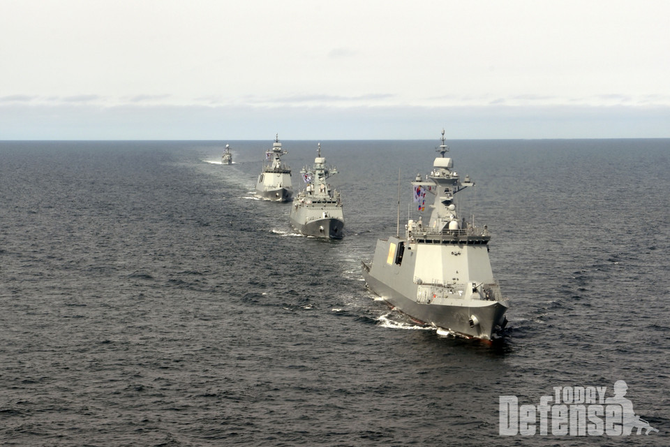 3월 27일 서해상에서 2함대 함정들이 기동훈련을 하고 있다. 아래쪽부터 천안함(FFG-Ⅱ), 충북함(FFG-Ⅰ), 대전함(FFG-Ⅱ), 공주함(PCC).(사진:해군)
