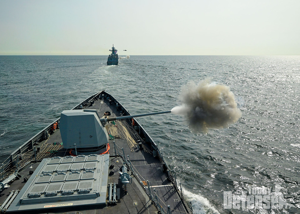 3월 27일 서해상에서 2함대 대전함(FFG-Ⅱ)이 대함 실사격 훈련을 하고 있다.(사진:해군)
