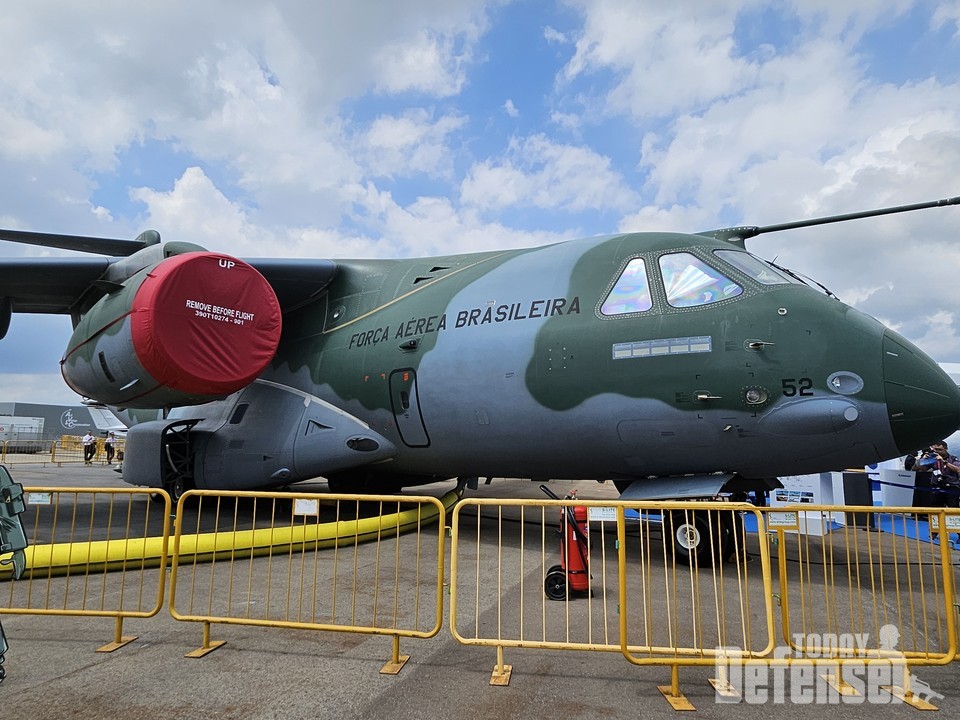 싱가포르에 전시된 기체는 브라질 공군이 운용중인 기체다. 브라질 공군은 2019년 9월 4일 첫 기체를 인도받았으며, KC-390을 총 19대 도입할 예정이며, 2023년 기준 5대를 운용 중이다. (사진:안형진)