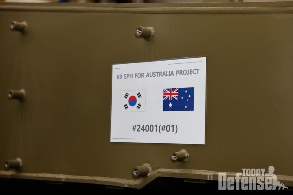 호주군용 AS-9 자주포의 첫 생산 시리얼넘버가 표시되어 있다.(사진:한화에어로스페이스)