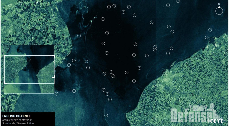 잉글리쉬 채널(English Channel)을 ICEYE의 합성개구레이더 위성이 스캔하여 생성한 위성 사진이다. 이동 물체인 선박들을 자동으로 식별하여 사진에 표시하였다.(사진:ICEYE)