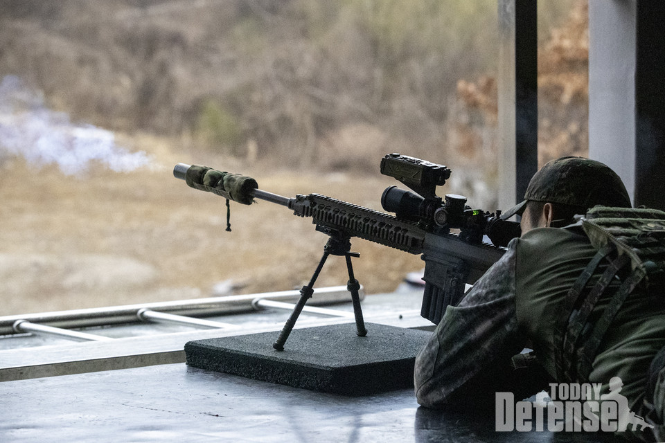 박대운 상사가 K-14 저격용 소총으로 목표물을 조준 및 사격하고 있다. (사진:육군)