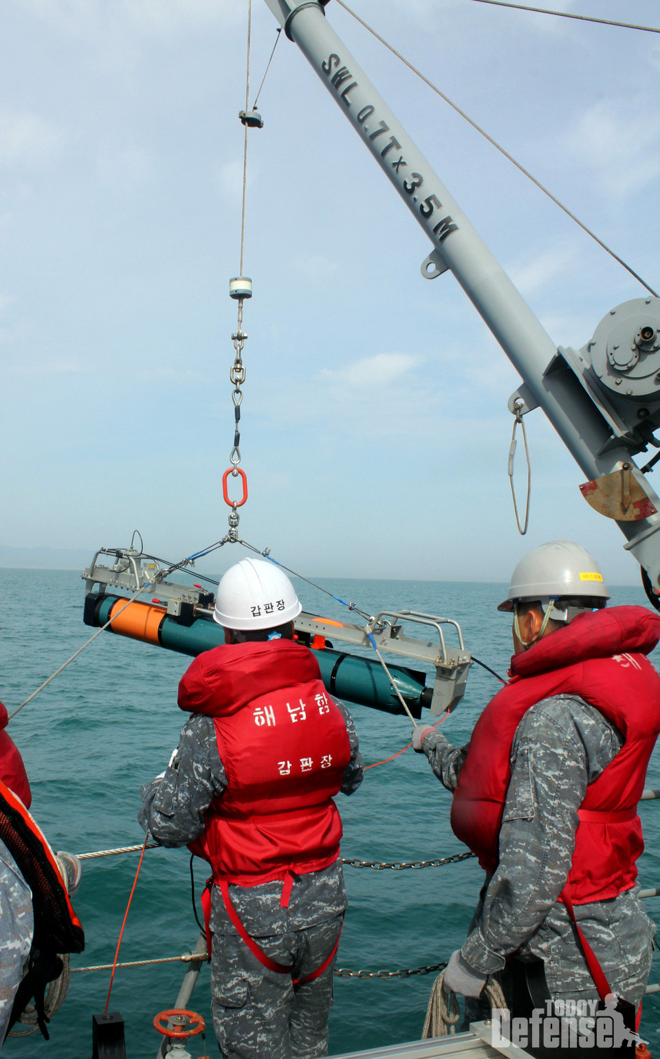 4월 2일 한미 연합 기뢰전 훈련에 참가한 기뢰소해함(MSH) 해남함에서 자율항법 기반의 차세대 기뢰제거처리기(EMDW)를 시범운용하고 있다.(사진:해군)