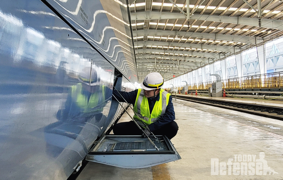 현대로템 관계자가 KTX-청룡 철도차량을 점검하는 모습 (사진:현대로템)